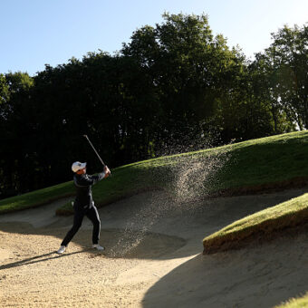 Viktor Hovland mit dem Up and Down aus dem Bunker im Wentworth Golf Club