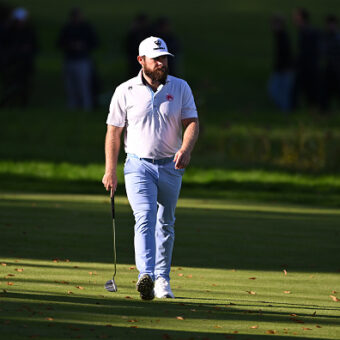 Tyrrell Hatton auf Bahn 18 des Wentworth Golf Club