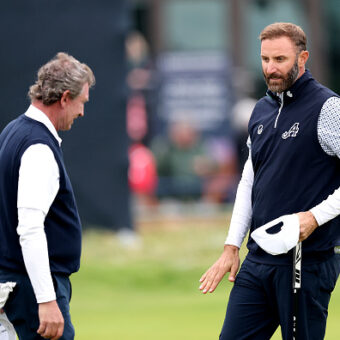 Eishockey-Legende Wayne Gretzky mit Schwiegersohn Dustin Johnson auf dem 18. Grün in Carnoustie bei der Alfred Dunhill Links Championship 2025