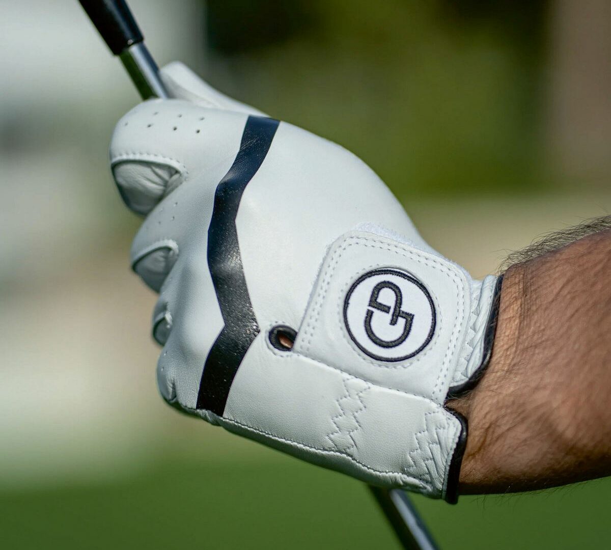 Ein Golfhandschuh mit Hilfe für den richtigen Griff