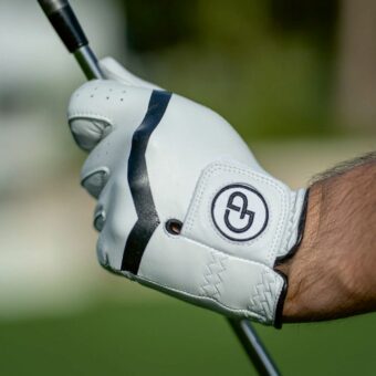 Ein Golfhandschuh mit Hilfe für den richtigen Griff