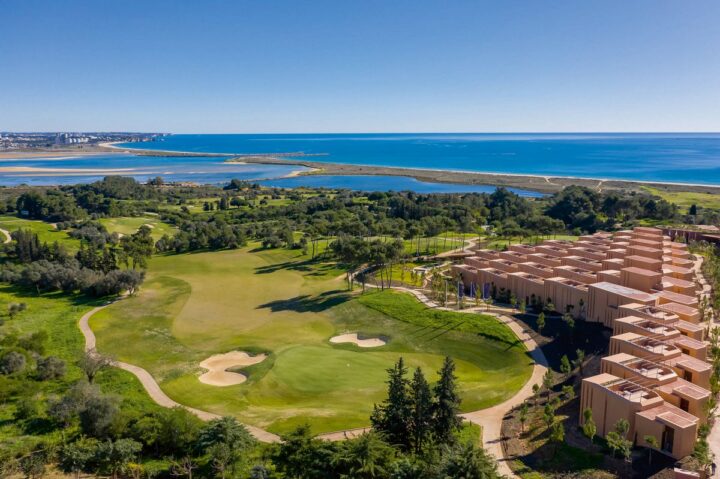 Signature-Apartments im Resort Palmares Ocean Living & Golf mit Meer- und Golfplatzblick.