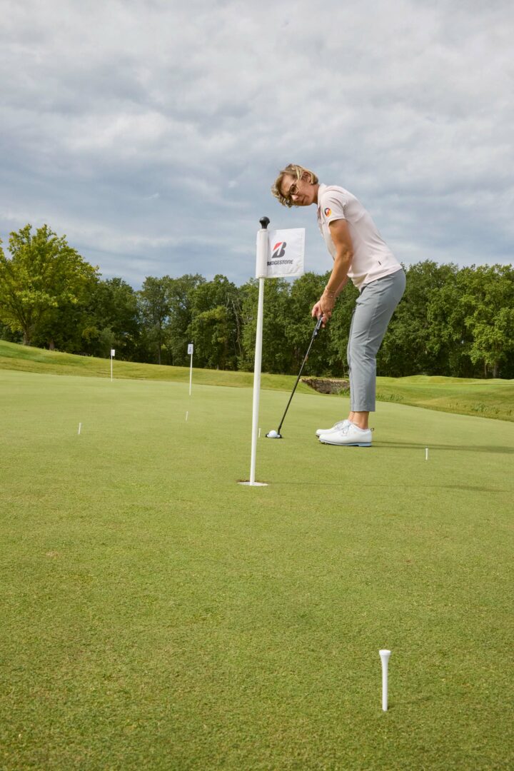 Neun Tees in einer Distanz von 1,5 bis 4,6 Metern werden rund um ein Loch ins Übungsgrün gesteckt.