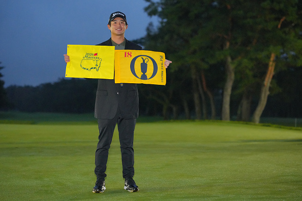 Gewinner der Japan Open Naoyuki Kataoka mit den Flaggen des Masters und der The Open Championship 2026