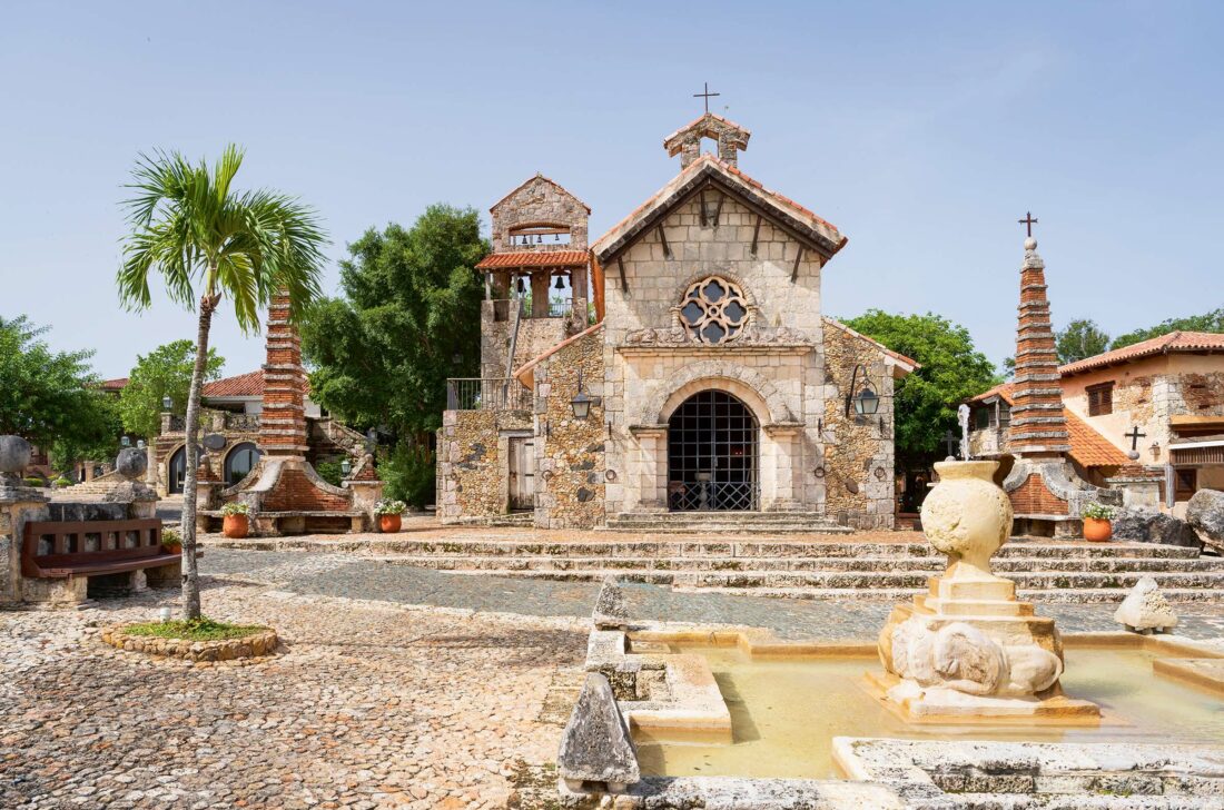 Altos de Chavón & Río Chavón: Ein charmantes, nachgebautes mittelalterliches Dorf mit Kopfsteinpflaster, Kunstgalerien, kleinen Läden und Amphitheater.