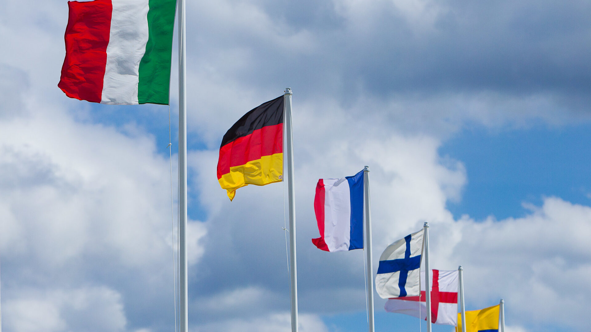 Fahnen europäischer Länder vor blauem Himmel