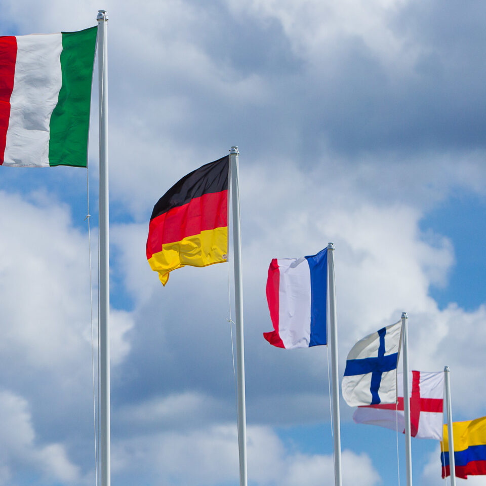 Fahnen europäischer Länder vor blauem Himmel