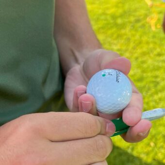 Frisch markierter Golfball