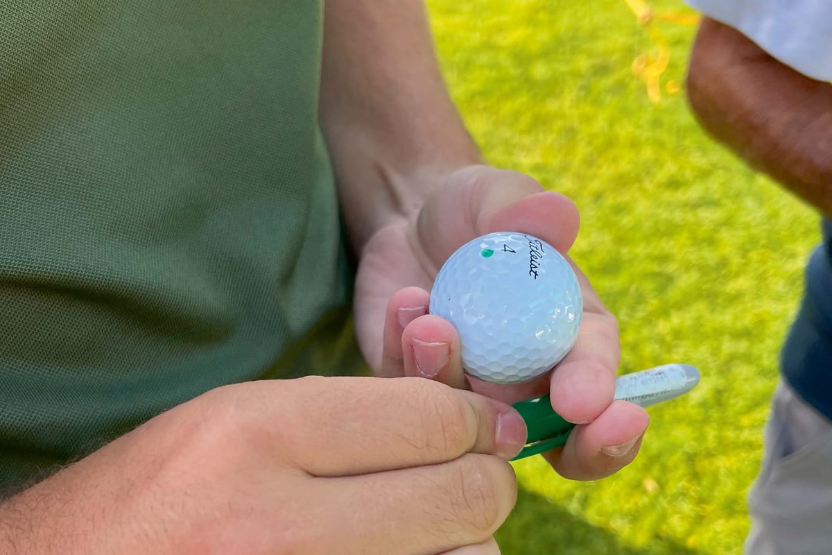 Frisch markierter Golfball