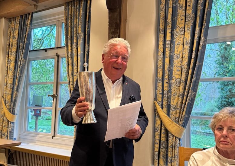 GVNB-Präsident Gerhard Michalak bei der Siegerehrung der 51. Verbandsettspiele m Forsthaus Heiligenberg mit Trophäe und Nistkästen. (Foto: Torben Wissuwa)