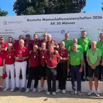 Starkes Heimspiel zum Jubiläum: Der Golf-Klub Braunschweig feiert bei der DMM AK 50 der Herren auf eigener Anlage Bronze. Den Titel sichert sich der Bochumer GC vor dem Stuttgarter GC Solitude. (Foto: Langer Sport Marketing)